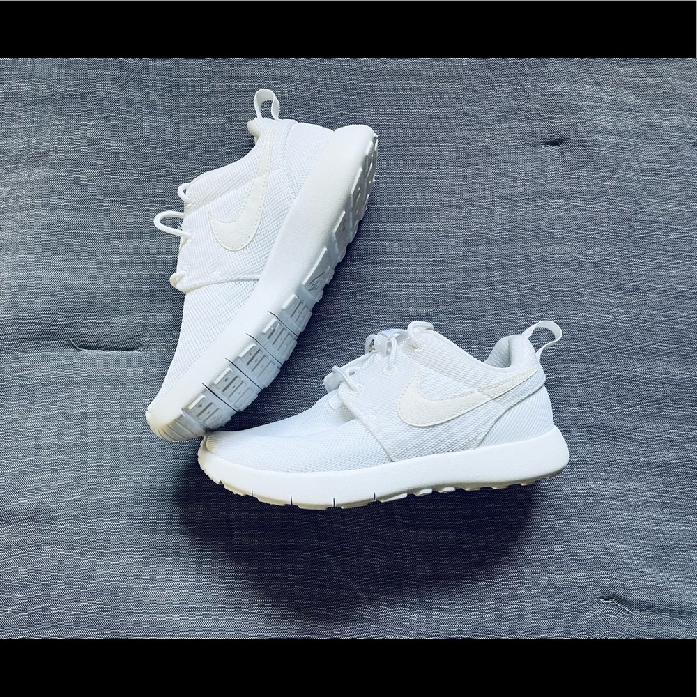 Kids white Nike Roshe One sneakers